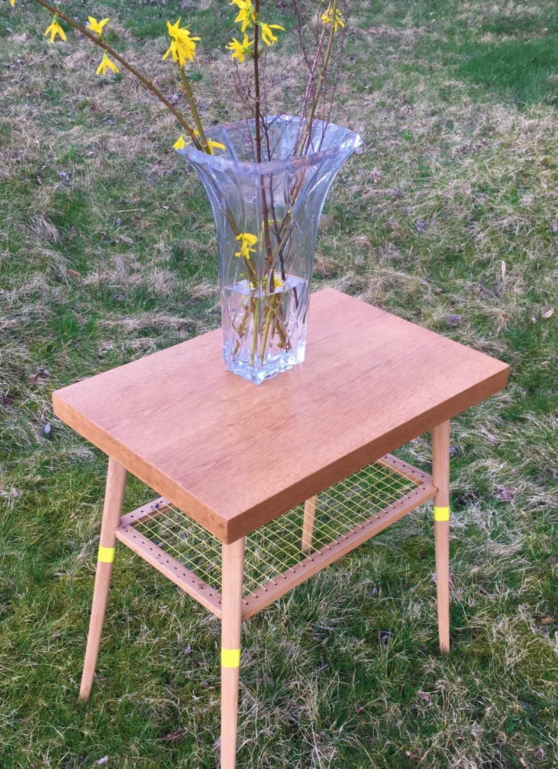 retro stolek barvy zlatého deště