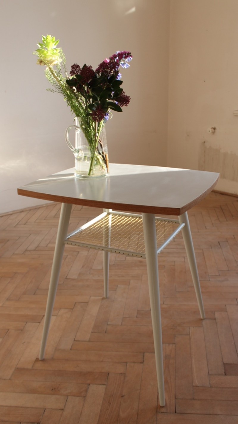 šedý umakartový stolek