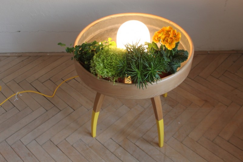 kruhový květinový stolek