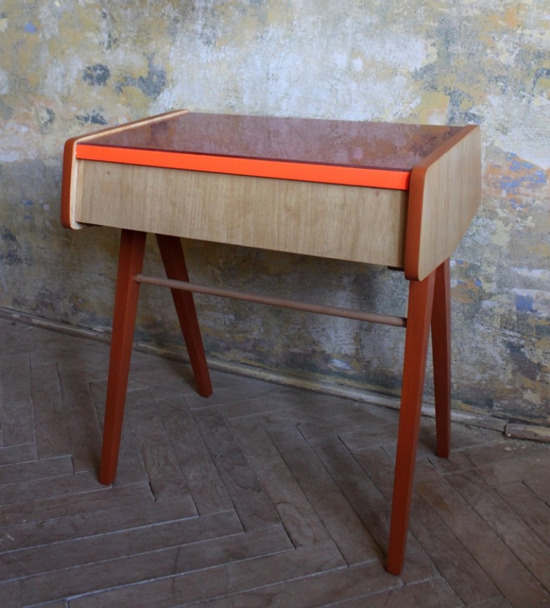 extravagantní oranžový stolek