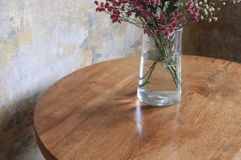 dřevěný stolek z ohýbaných trubek