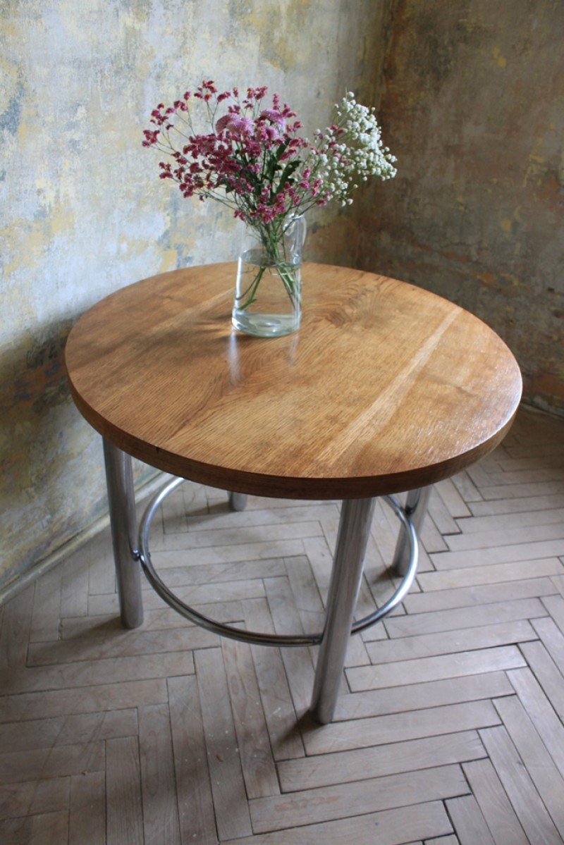 dřevěný stolek z ohýbaných trubek