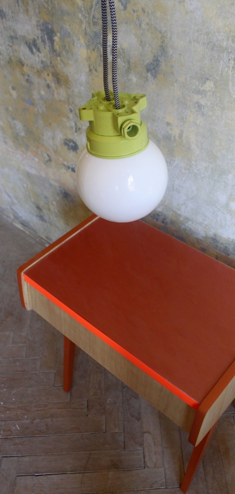 extravagantní oranžový stolek